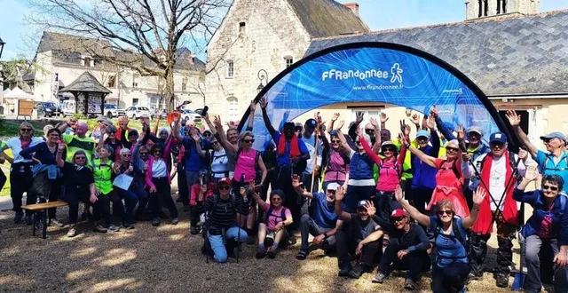 photo  halte des marcheurs à villevêque pour un pique-nique sur la route de seiches-sur-le-loir.  &copy;  co 