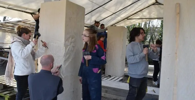 photo  atelier de sculpture pour les élèves du collège de bouloire aux côtés de leur enseignante, lolita et du sculpteur.  &copy;  le maine libre 
