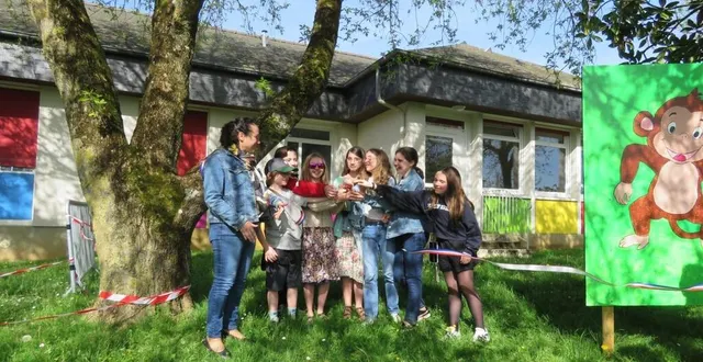 photo  les élèves qui étaient en cm2 en 2022-2023 et avaient participé à la confection des tableaux, ont coupé le ruban officialisant l’inauguration du parcours artistique en présence de frédérique bouchaud,directrice de l’école d’aigné.  &copy;  le maine libre 