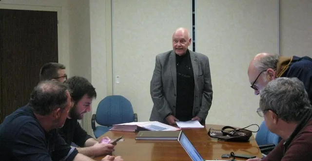 photo  le conseil municipal s’est réuni lundi 8 avril 2024 autour du maire, michel chaligné.  &copy;  ouest-france 