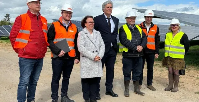 photo  stéphane le foll et toute l’équipe de la centrale solaire.  &copy;  le maine libre 