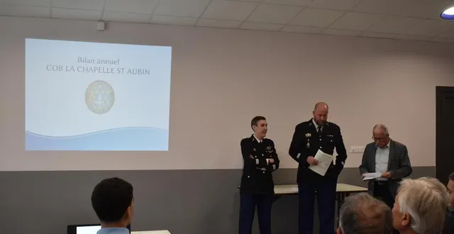 photo  la commandante claire moquet, le capitaine sébastien irr etchristian lemasson, maire de la commune.  &copy;  le maine libre 