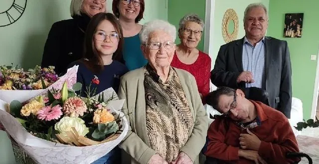 photo  en présence de jean-yves avignon, maire et entourée de ses proches, désirée denis a fêté son centième anniversaire.  &copy;  le maine libre 
