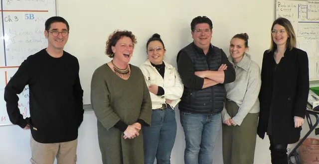 photo  patrice chamoux, professeur d’histoire au collège jean-moulin, et cinq intervenants lors d’une réunion d’information.  &copy;  ouest-france 