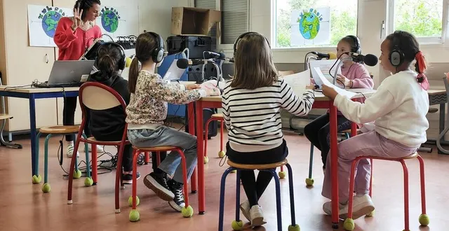 photo  charlotte de l’association des francas lance le top départ de l’émission.  &copy;  ouest-france 