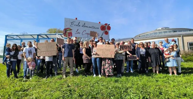 photo  un rassemblement devant l’école a eu lieu vendredi, de 16 h 15 à 17 h, et a attiré une cinquantaine de personnes.  &copy;  ouest-france 