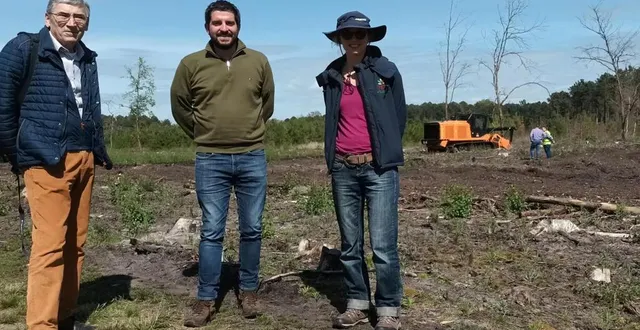 photo  de gauche à droite : le maire, gérard lambert, ludovic riandière, président de l’association, et pauline girard, chargée de mission au centre régional de la propriété forestière.  &copy;  ouest-france 