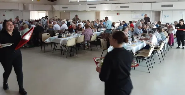 photo  cinq rangées de tables ont été installées dans la salle henri-pissot.  &copy;  association des anciens élèves 