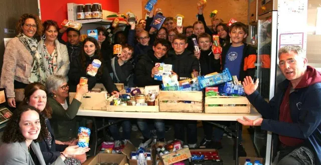 photo  les élèves, très fiers de leur collecte avec leurs professeurs laurence mennessier et chrystelle dubois, ainsi que les bénévoles et accompagnants de l’épicerie solidaire « la grange ».  &copy;  le maine libre 