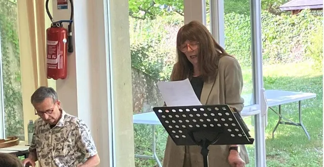 photo  samedi à la bibliothèque, fabienne swiatly, poétesse et romancière, a clôturé sa résidence en anjou. celle-ci avait commencé le lundi 11 mars dans le cadre de la résidence d’écriture des rives du loir et de la sarthe, soutenue par la communauté de communes anjou loir-et-sarthe, la commune de rives-du-loir-en-anjou, la région pays de la loire et la miel 49. didier beauclaire et fabienne swiatly ont sublimé leur public dans le cadre verdoyant du centre berthe-bachet.  &copy;  ouest-france 