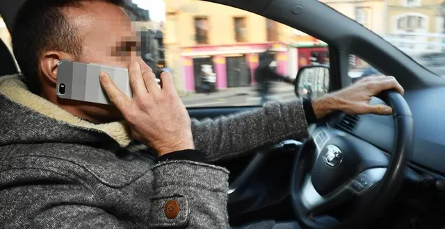photo  tout n’est pas interdit pour téléphoner au volant, mais le risque reste élevé.  &copy;  photo archives le maine libre 