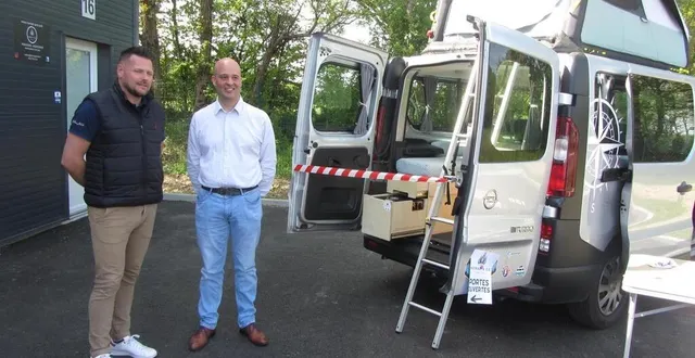 photo  franck poquin, maire de saint-léger-des-linières, est heureux d’accueillir la société nomadandco sur le site d’activa park, nouvellement inauguré aux robinières. laurent legentil (à gauche) lui a présenté sa gamme de véhicules vans parfaitement équipés.  &copy;  ouest-france 