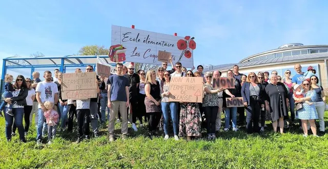 photo  les parents, soutenus par la municipalité dont irène boyer, maire et plusieurs adjoints présents à la sortie de l’école, se sont mobilisés vendredi soir 12 avril 2024. ils ne sont pas d’accord avec la fermeture de classe et n’entendent pas baisser les bras même.   &copy;  le maine libre 