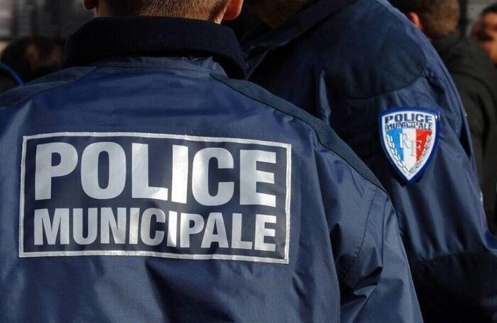 Var. Un homme meurt d’un arrêt cardiaque lors d’une course-poursuite avec la police municipale  (Ouest-France)