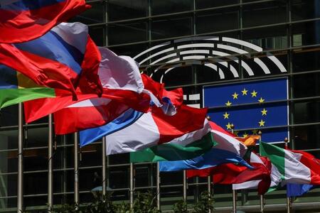 photo Des drapeaux des États membres de l’UE à l’extérieur du Parlement européen à Bruxelles. REUTERS 