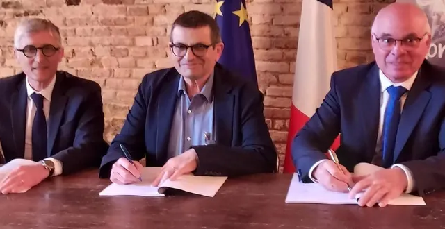 photo  pierre chivard, maire de carrouges, entouré de jean-luc letellier et d’emmanuel klein, de la caf.  &copy;  ouest-france 