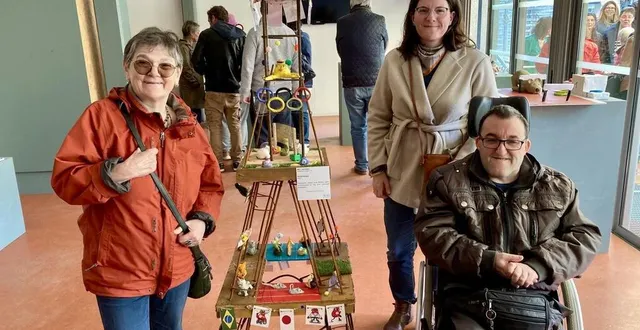 photo  aurélie davaze, de l’association l’arche la ruisselée, entourée par deux des créateurs d’objets en argile du foyer, pour l’exposition du musée de la faïence, à malicorne (sarthe).  &copy;  ouest-france. 