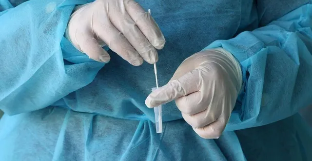 photo  un agent de santé prélève un échantillon sur écouvillon pour être testé pour le coronavirus covid-19, dans la ville de gaza, le 19 juillet 2022. photo d’illustration.  &copy;  mohammed abed / archives afp 