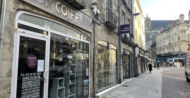 photo  le salon top coiffure de la grande rue a définitivement fermé ses portes mardi 16 avril 2024, après qu’il a été placé en liquidation judiciaire par le tribunal de commerce d’alençon.  &copy;  ouest-france 