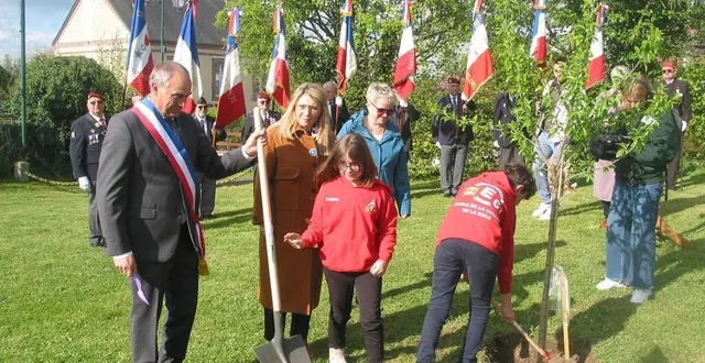 photo  la ministre patricia mirallès a planté l’arbre de la liberté avec les enfants de l’école.  &copy;  ouest-france 