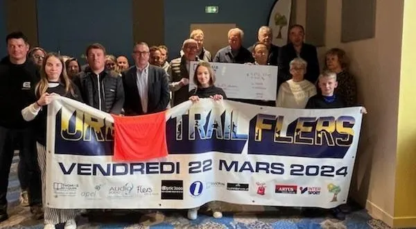 photo  l’urban trail de flers (orne), organisé par l’ensemble saint-thomas-d’aquin, a remis un chèque de 4 872,87 € et 120 kg de dons à solidarité bocage.  &copy;  dr 