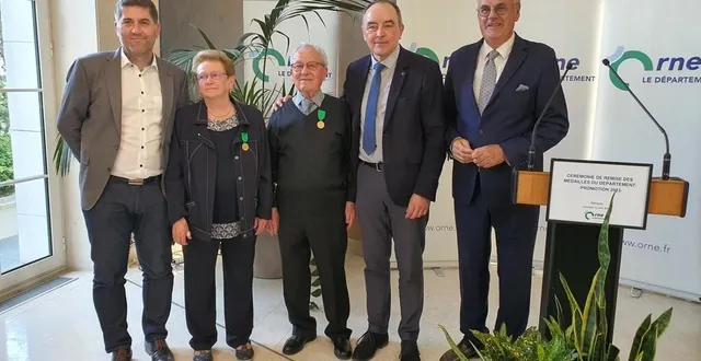 photo  marie-thérèse et henri robic ont été médaillés ce vendredi 12 avril par le conseiller départemental stéphane terrier, en présence de jérôme nury (à gauche) et christophe de balorre (à droite).  &copy;  cd61 