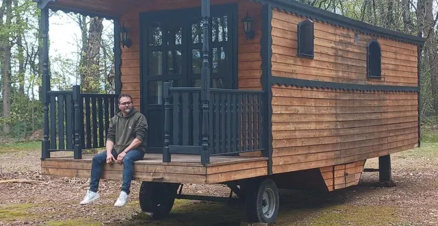 photo  laurent guyot et son logement insolite : une roulotte avec bain nordique.  &copy;  ouest-france 