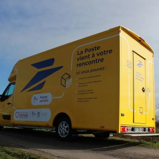 photo les « camions jaunes », bureaux de poste ambulants, mesurent 9 m².  ©  dr