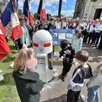 photo des écoliers saboliens ont dispersé du sable d’utah beach, l’une des plages du débarquement, au pied de la borne de la 2e db lors de son inauguration, jeudi 18 avril 2024, sur le parvis de l’église de sablé-sur-sarthe.