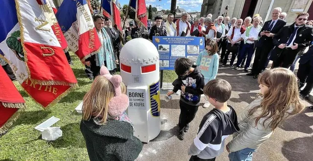 photo  des écoliers saboliens ont dispersé du sable d’utah beach, l’une des plages du débarquement, au pied de la borne de la 2e db lors de son inauguration, jeudi 18 avril 2024, sur le parvis de l’église de sablé-sur-sarthe.  &copy;  ouest-france 