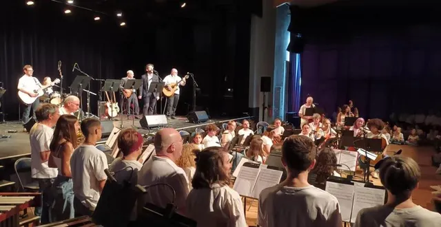 photo  toute l’école de musique, élèves et professeurs, était en concert de musiquedes beatles, samedi soir et dimanche en matinée, au val’rhonne.  &copy;  ouest-france 