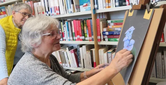 photo  marinette le peillet, artiste peintre, a peint à la suite d’une photo qu’elle avait prise, tout en échangeant avec les visiteurs.  &copy;  le maine libre 