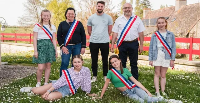 photo  le conseil des jeunes au complet : debout, de gauche à droite, juline, lydie lecrenay, première adjointe, benjamin mayerfeld, conseiller municipal ; jean-michel cuisinier, maire ; juliette. assises : louise et lola.  &copy;  ouest-france 