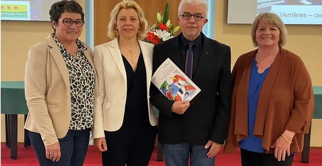 photo  philippe bigot, maire, entouré de sylvie serais, béatrice buon-métayer et agnès laigre, conseillères départementales, à l’issue de la remise du prix d’arrondissement 2023.  &copy;  ouest-france 