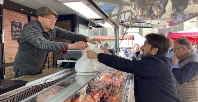 photo  aurélien manoury était de retour sur le marché d’alençon, jeudi 18 avril 2024, cinq mois après l’incendie de sa boutique et de son laboratoire.  &copy;  ouest-france 