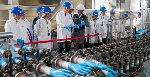 photo  près d’une centaine d’invités a pu faire la visite de l’usine dont le ministre de l’industrie roland lescure (au centre).  &copy;  le maine libre - xavier sarrat 
