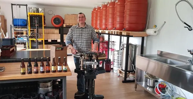 photo  julien laredo, très heureux de nous faire découvrir son atelier et son métier.  &copy;  le maine libre 