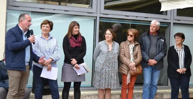 photo  lors du vernissage avec les membres du collectif, la responsable du musée et le président de la communauté de communes.  &copy;  le maine libre 