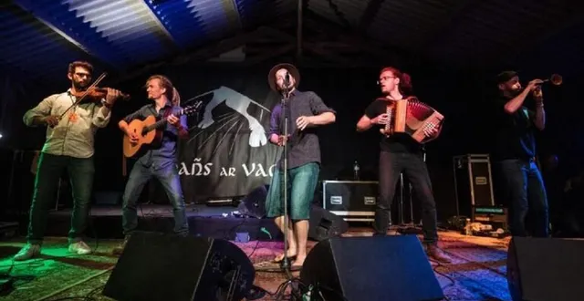 photo  le groupe war sav animera le bal du samedi soir.  &copy;  trad orne 