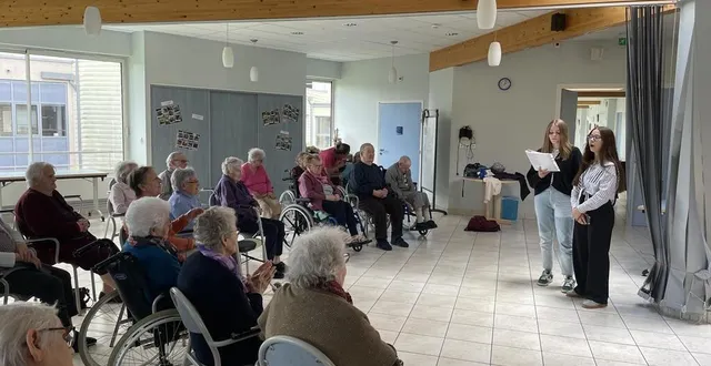 photo  auriane frichot et dounia riegler ayad, élèves de 4e au collège sévigné de flers, dans l’orne, ont donné deux petits concerts aux résidents de l’ehpad sacré cœur d’athis-val-de-rouvre.  &copy;  ouest-france 