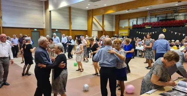 photo  pour les 50 ans de générations mouvement, plus de 200 convives ont participé à la fête.  &copy;  ouest-france 