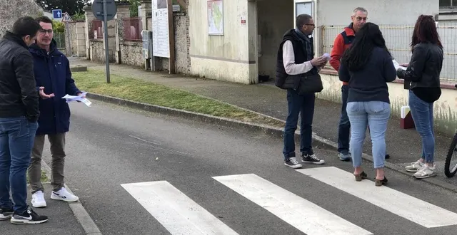 photo  des parents d’élèves, membres du collectif classe 61, sont venus tracter à l’entrée de l’école de nécy ce vendredi 19 avril.  &copy;  ouest-france 