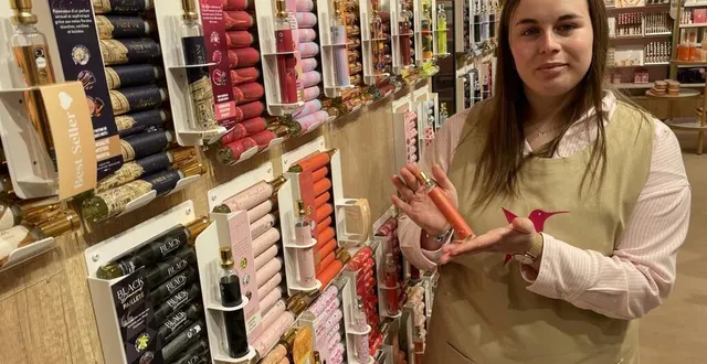 photo  amélie est conseillère en vente à la boutique de cosmétiques adopt qui vient d’ouvrir ses portes dans la galerie commerciale du centre leclerc d’arçonnay.  &copy;  ouest-france 