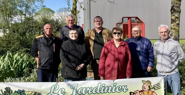 photo  les jardiniers sarthois, en préparation du bric-à-brac spécial jardinage.  &copy;  ouest-france 