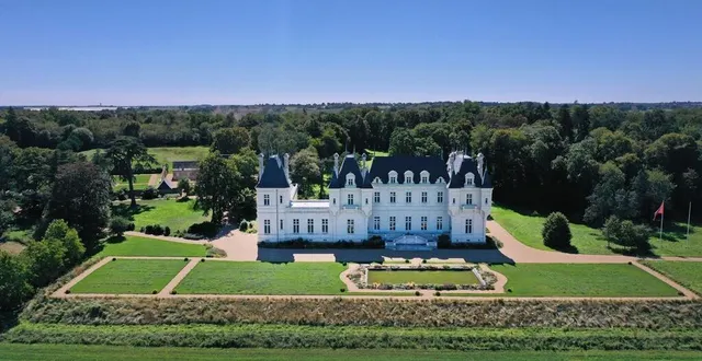 photo  restauré de 2016 à 2018 par des américains, le château de falloux est devenu propriété d’un britannique en juillet 2021. n’ayant que peu l’occasion d’y venir, celui-ci a choisi de le mettre en vente.  &copy;  cabinet le nail 