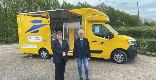 photo  christine roger et angélique vincke devant le bureau de poste itinérant qui sillonnera les routes reliant neuf villages dans le nord de l’orne.  &copy;  ouest-france 
