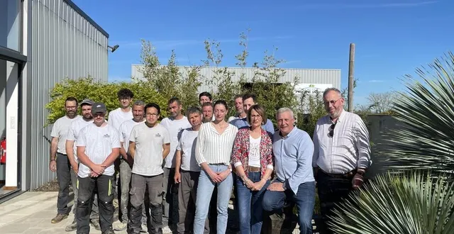 photo  stéphane argoulon, deuxième à droite, aux côtés des repreneurs et de l’équipe.  &copy;  co 