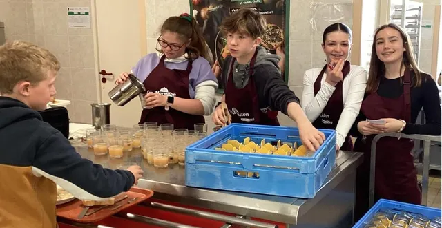 photo  les élèves du projet éco-marmiton lors de la distribution de leur jus de pomme maison.  &copy;  le maine libre 