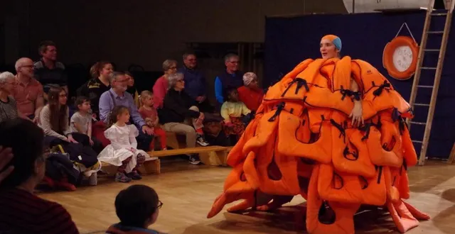 photo  un drôle de cirque qui a beaucoup amusé et interloqué le public.  &copy;  le maine libre 