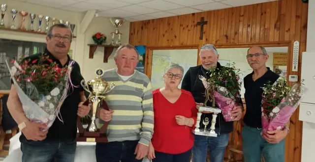 photo  l’équipe de cantenay-épinard à gauche. elle a vaincu l’équipe candéenne à droite. anita barbarin a remis le challenge aux vainqueurs  &copy;  ouest-france 
